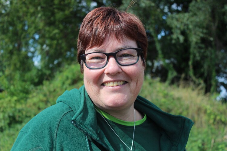 Sigrun Schürken, eine renommierte Tierpsychologin und zertifizierte Tierheilpraktikerin, die sich leidenschaftlich für das Wohl und die Gesundheit von Tieren einsetzt. Sigrun Schürken, eine renommierte Tierpsychologin und zertifizierte Tierheilpraktikerin, die sich leidenschaftlich für das Wohl und die Gesundheit von Tieren einsetzt.